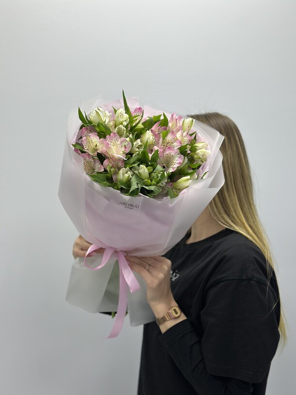 Букет из альстромерии, 7 шт, артикул F1339072 - 4950 рублей, доставка по городу. Flawery - доставка цветов