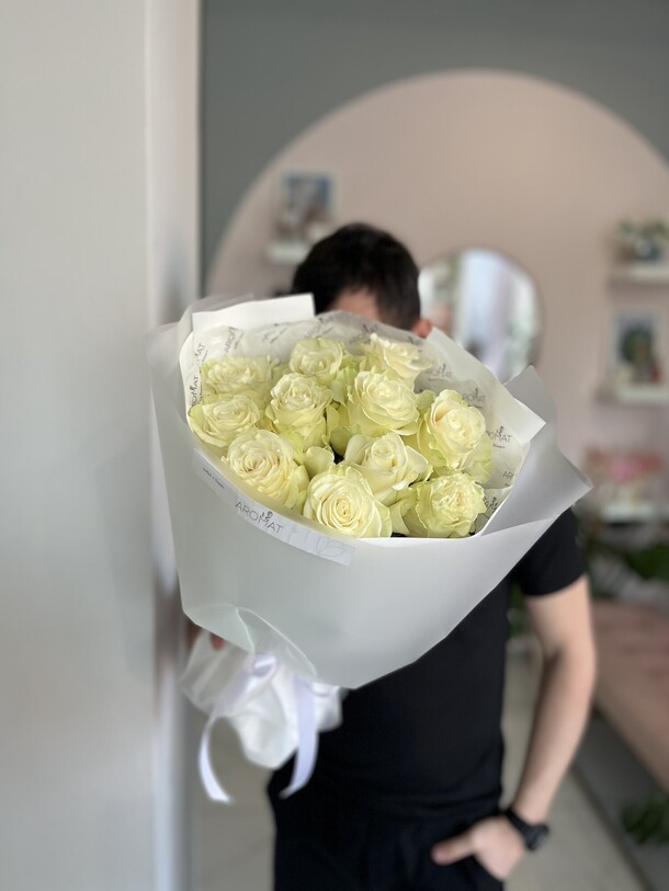 Букет из белых роз, 11 шт, артикул F1340171 - 6100 рублей, доставка по городу. Flawery - доставка цветов