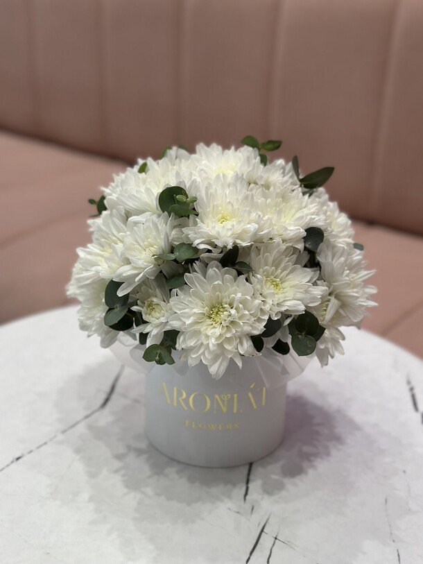 Коробочка из хризантемы и эвкалипта, артикул F1340427 - 4001 рублей, доставка по городу. Flawery - доставка цветов