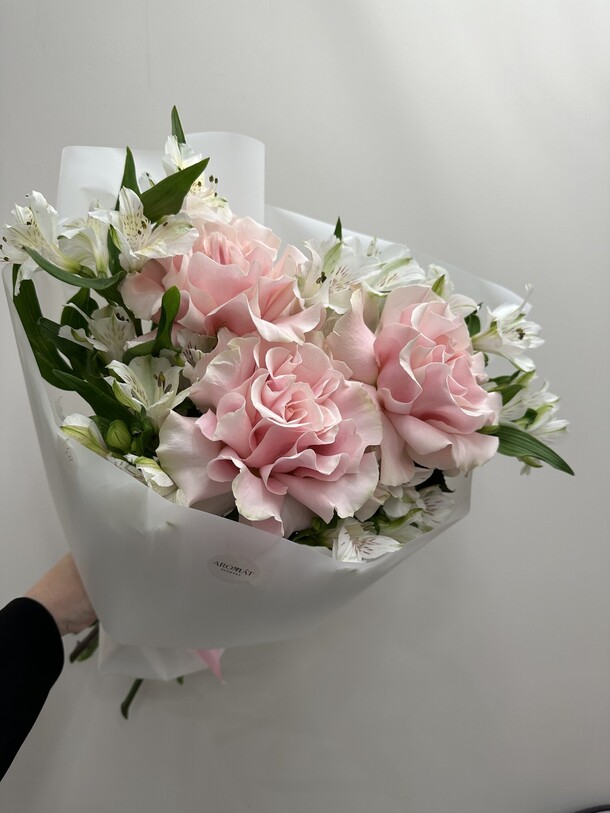 Букет из роз и альстромерий, артикул F1343271 - 4346 рублей, доставка по городу. Flawery - доставка цветов