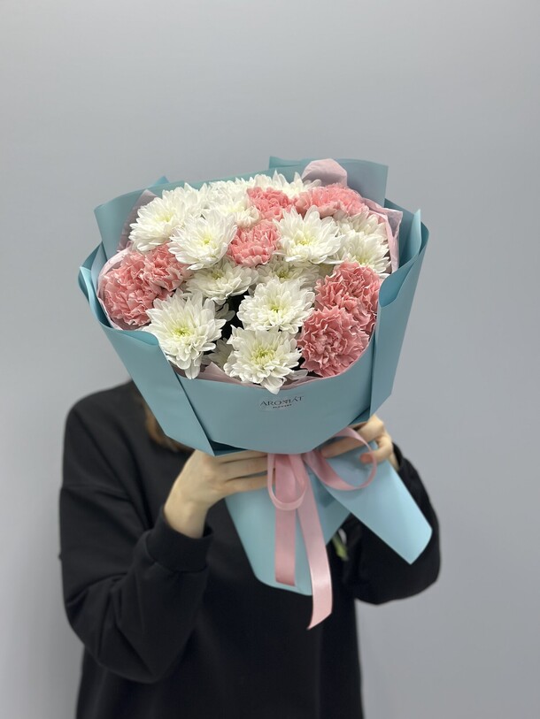 Букет из хризантем и диантусов, артикул F1348747 - 3999 рублей, доставка по городу. Flawery - доставка цветов