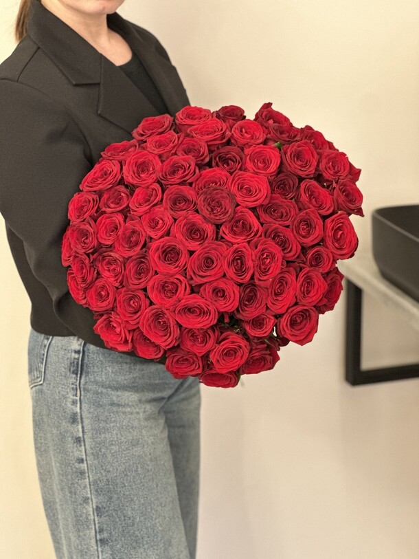 Букет из 67 красных роз, артикул F1348985 - 20461 рублей, доставка по городу. Flawery - доставка цветов