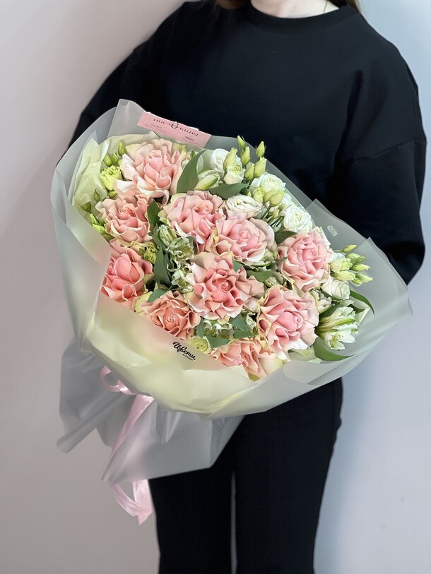 Букет из роз, эустомы и альстромерии, артикул F1348986 - 15730 рублей, доставка по городу. Flawery - доставка цветов