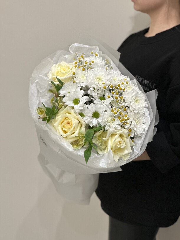 Сборный букет из роз и хризантем, артикул F1349413 - 7274 рублей, доставка по городу. Flawery - доставка цветов