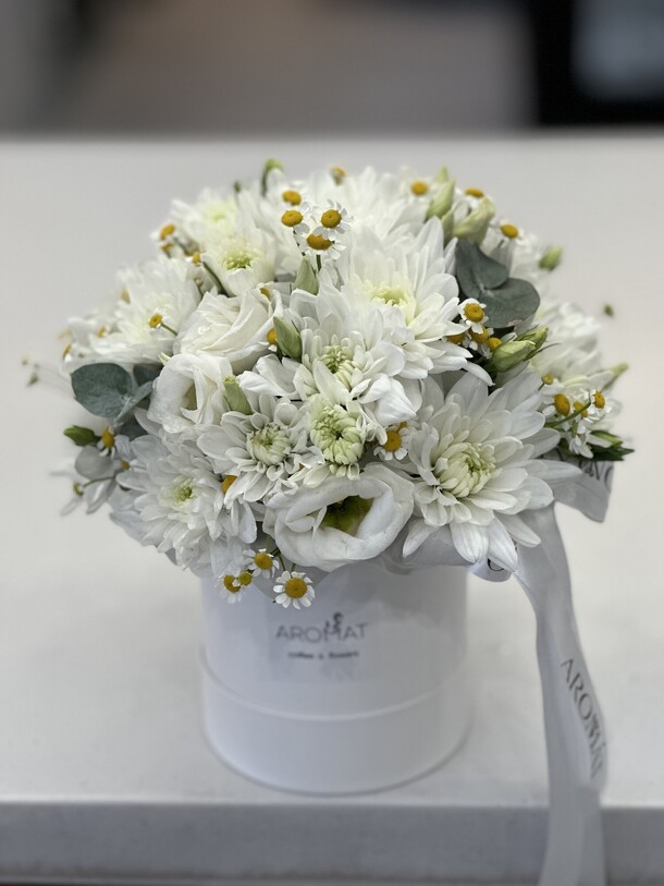 Коробка с хризантемой, артикул F1354369 - 4547 рублей, доставка по городу. Flawery - доставка цветов