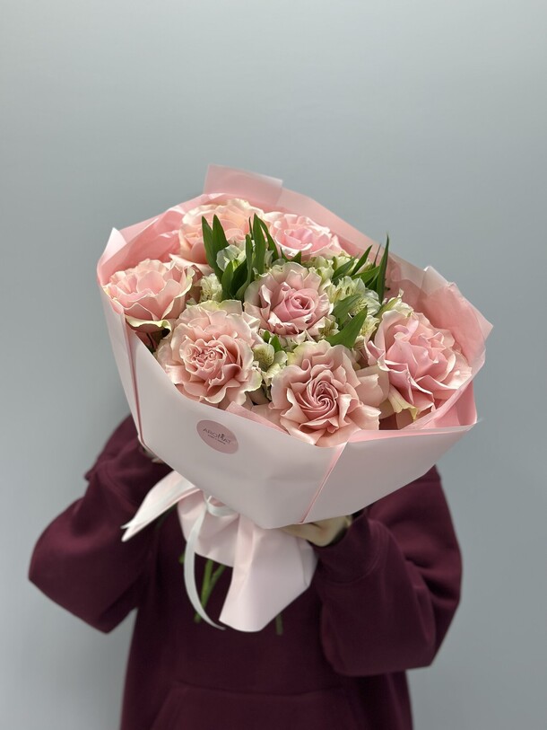 Букет из роз и альстромерии, артикул F1354760 - 6930 рублей, доставка по городу. Flawery - доставка цветов