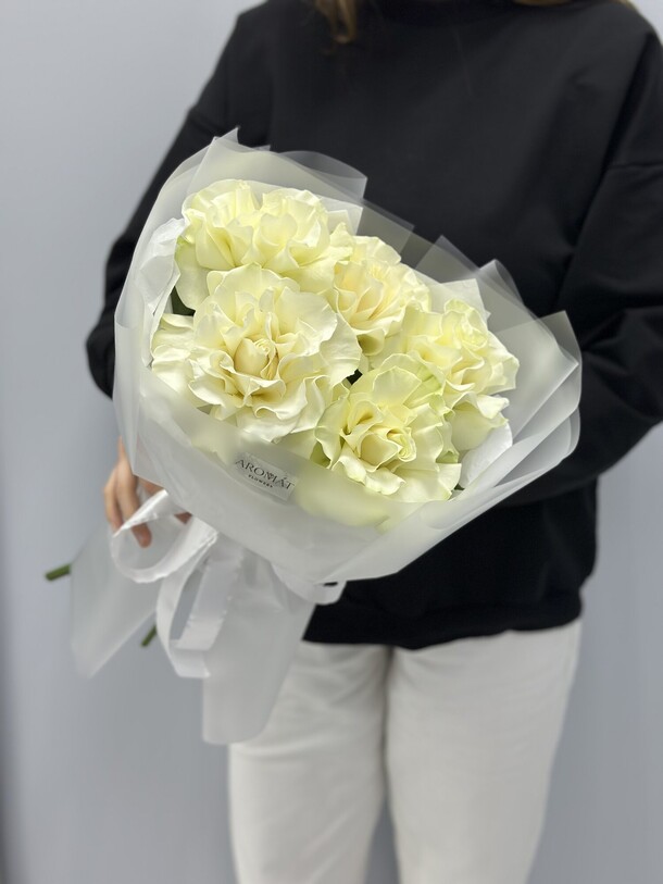 Букет из белых французских роз, артикул F1356669 - 3300 рублей, доставка по городу. Flawery - доставка цветов