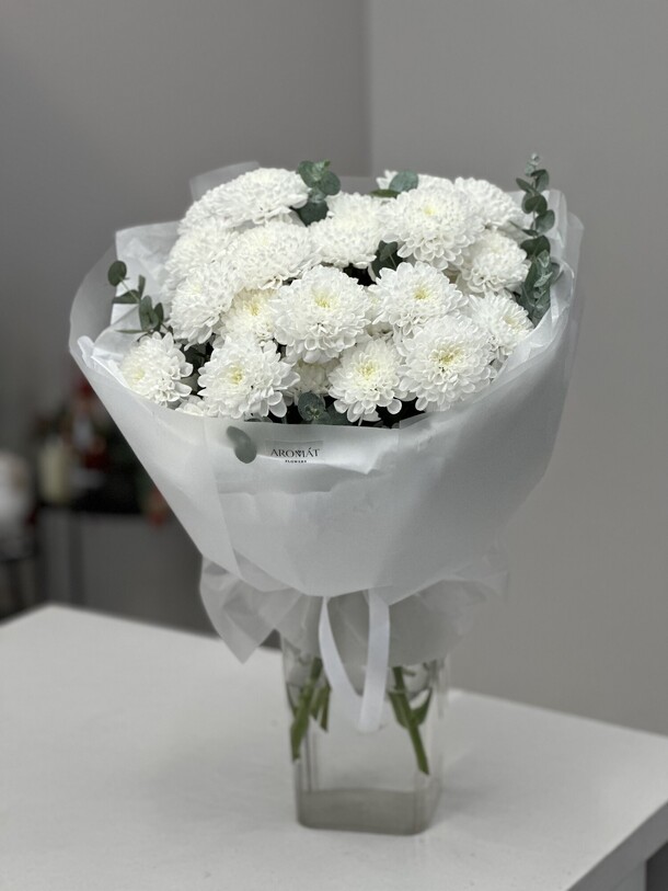 Букет из хризантем и эвкалипта, артикул F1357464 - 5500 рублей, доставка по городу. Flawery - доставка цветов