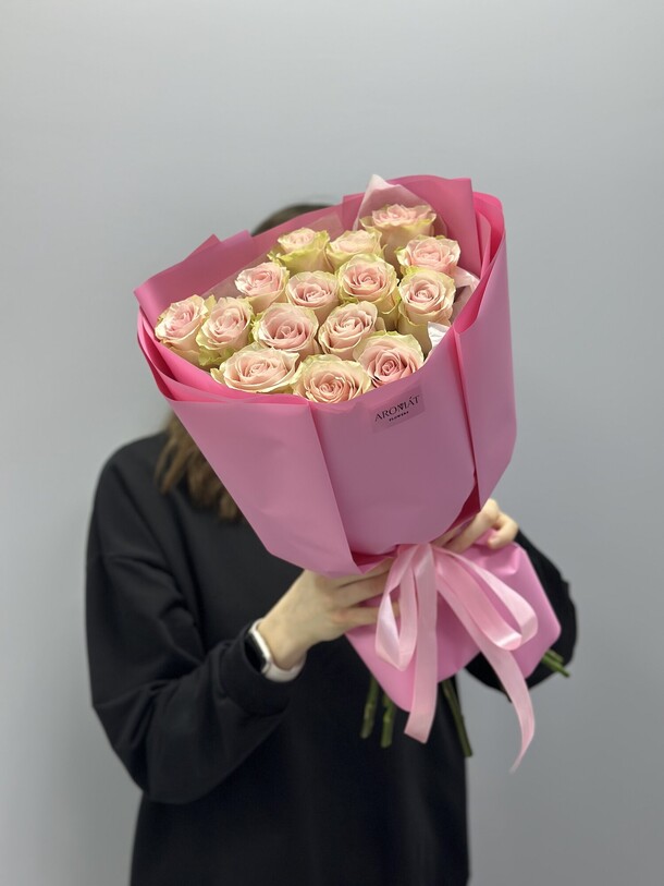 15 розовых роз, артикул F1358023 - 7385 рублей, доставка по городу. Flawery - доставка цветов