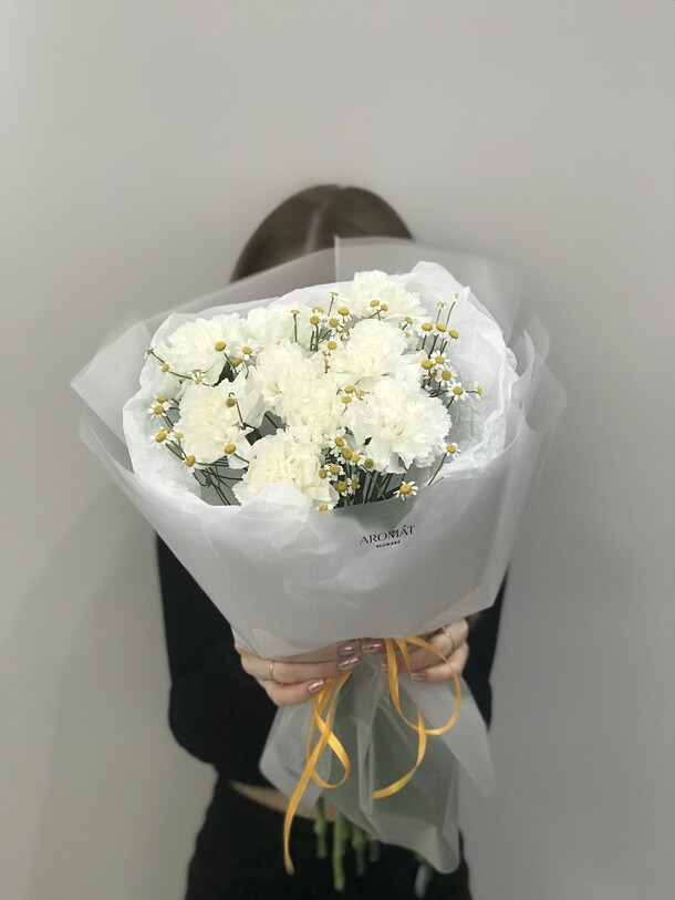 Букет из диантусов с танацетумом, артикул F1358279 - 4620 рублей, доставка по городу. Flawery - доставка цветов