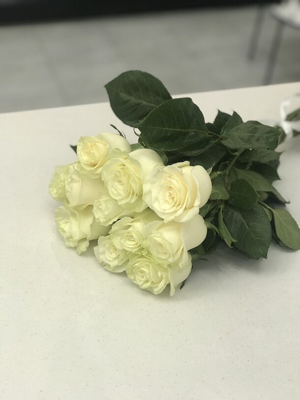 11 роз белого цвета, артикул F1359123 - 6149 рублей, доставка по городу. Flawery - доставка цветов