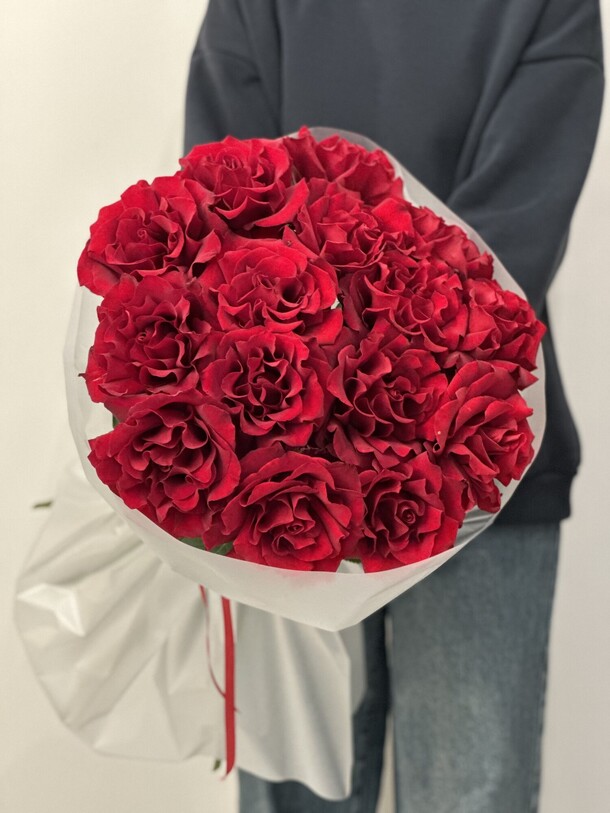 15 ажурных красных роз, артикул F1359712 - 11636 рублей, доставка по городу. Flawery - доставка цветов