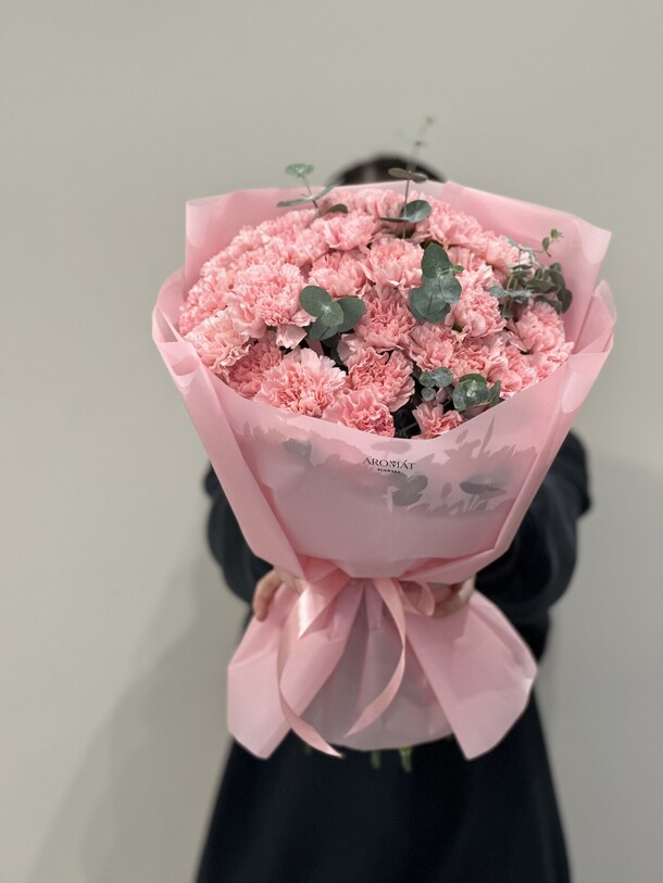 Букет из диантусов и эвкалипта, артикул F1359757 - 9648 рублей, доставка по городу. Flawery - доставка цветов