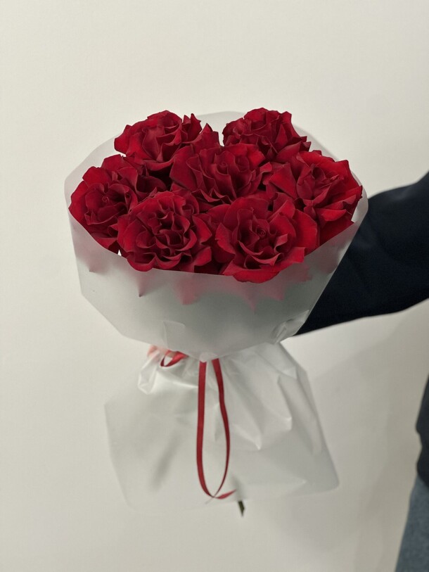 Красные розы в матовой упаковке, артикул F1359769 - 4895 рублей, доставка по городу. Flawery - доставка цветов