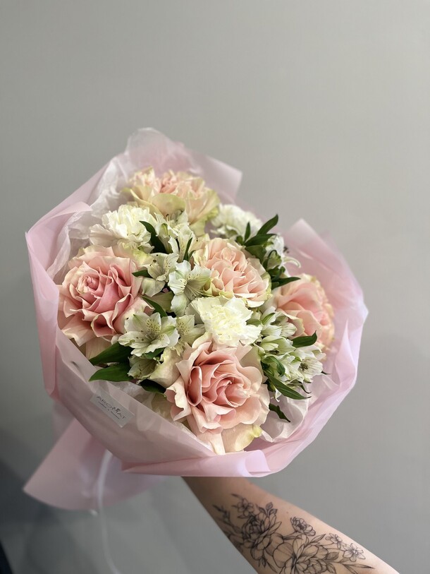 Букет из роз и альстромерий, артикул F1360574 - 7139 рублей, доставка по городу. Flawery - доставка цветов