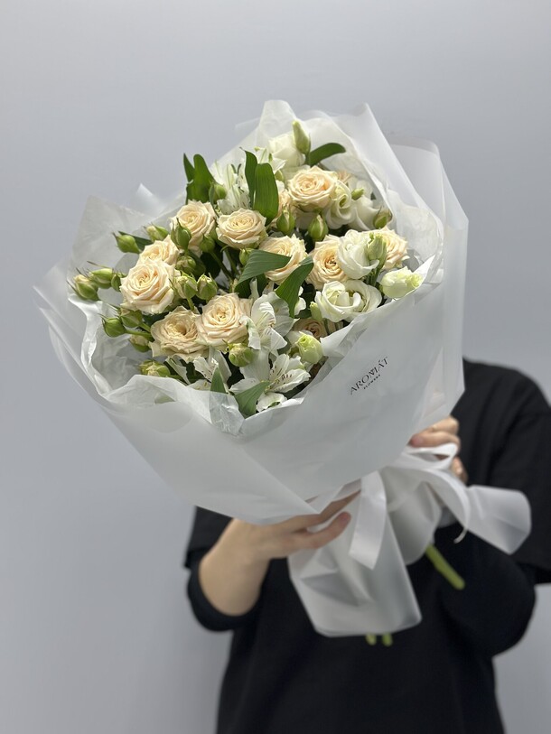 Букет из кустовых роз и эустомы с альстромериями, артикул F1360575 - 8220 рублей, доставка по городу. Flawery - доставка цветов