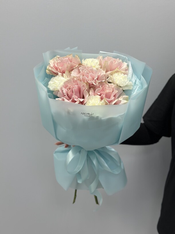 Букет из роз и диантусов, артикул F1362207 - 5445 рублей, доставка по городу. Flawery - доставка цветов