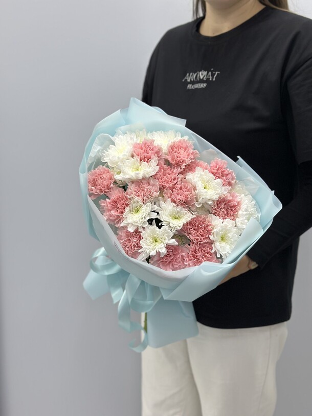 Букет из хризантемы и диантусов, артикул F1362459 - 6220 рублей, доставка по городу. Flawery - доставка цветов