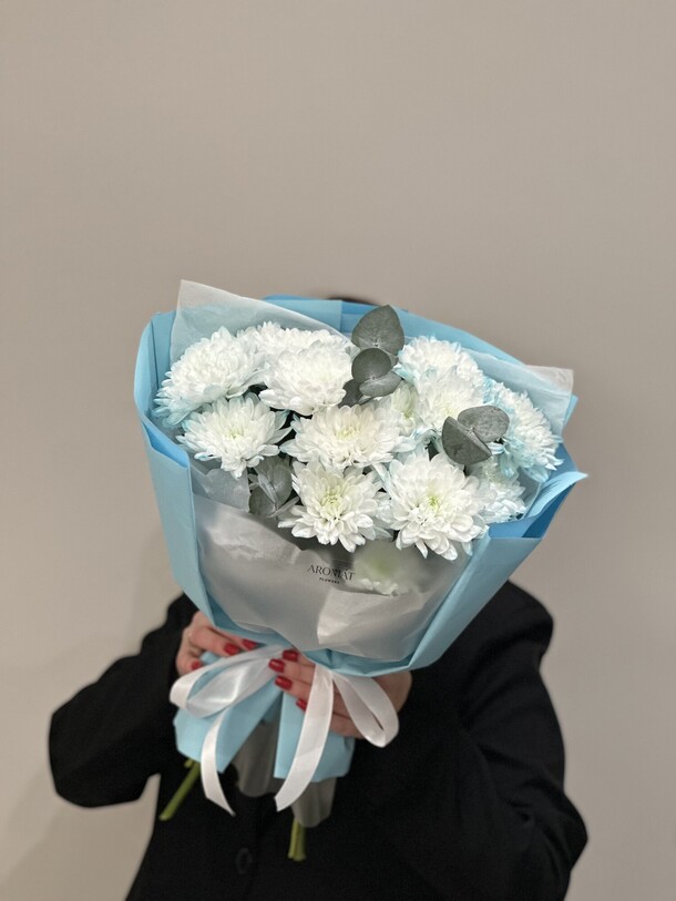 Букет из хризантемы и эвкалипта, артикул F1363063 - 3190 рублей, доставка по городу. Flawery - доставка цветов