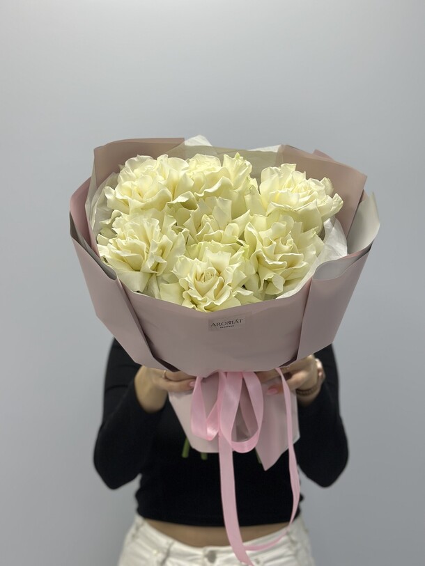 Букет белых французских роз, артикул F1363080 - 3873 рублей, доставка по городу. Flawery - доставка цветов