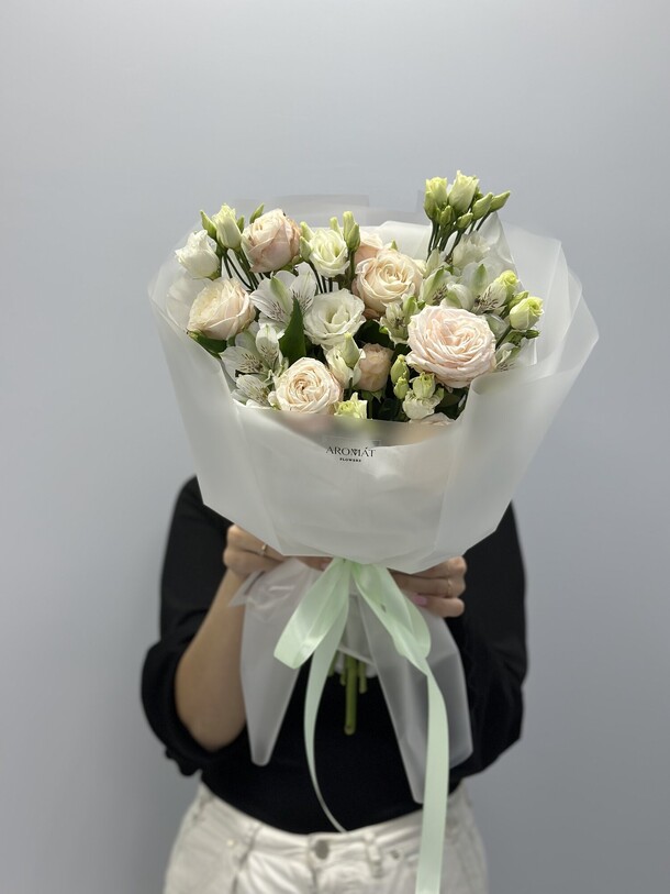 Букет из кустовых роз и альстромерий и эустомы, артикул F1363084 - 5645 рублей, доставка по городу. Flawery - доставка цветов