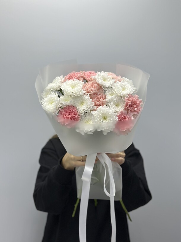 Букет из хризантемы и диантусов, артикул F1364622 - 4950 рублей, доставка по городу. Flawery - доставка цветов