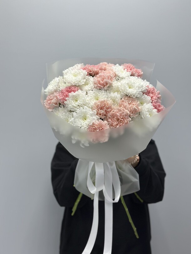 Букет из хризантем и диантусов, артикул F1364627 - 7429 рублей, доставка по городу. Flawery - доставка цветов