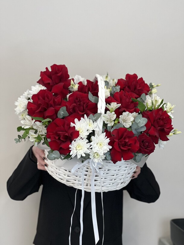 Корзина с красными розами, артикул F1397122 - 19900 рублей, доставка по городу. Flawery - доставка цветов