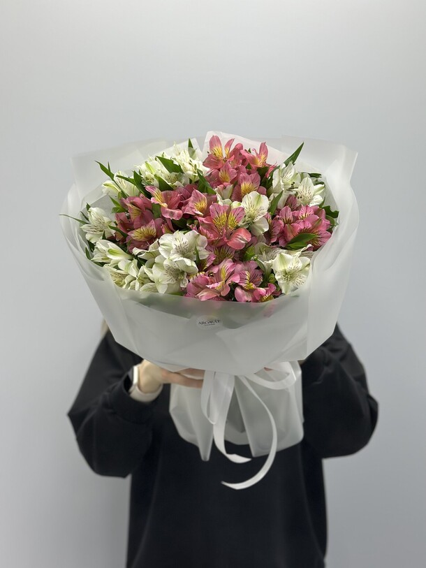 Букет из 13 альстромерий, артикул F1397259 - 6710 рублей, доставка по городу. Flawery - доставка цветов