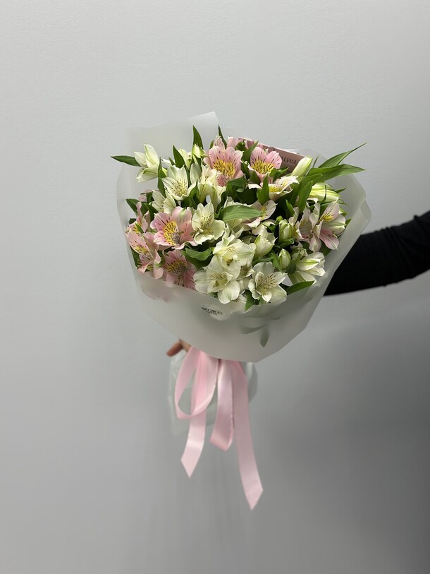 Букет из 9 альстромерий, артикул F1399025 - 5171 рублей, доставка по городу. Flawery - доставка цветов