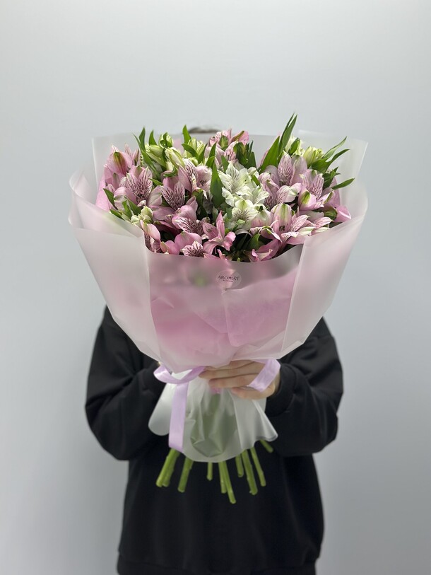Букет из 13 розовых альстромерий, артикул F1399082 - 6710 рублей, доставка по городу. Flawery - доставка цветов