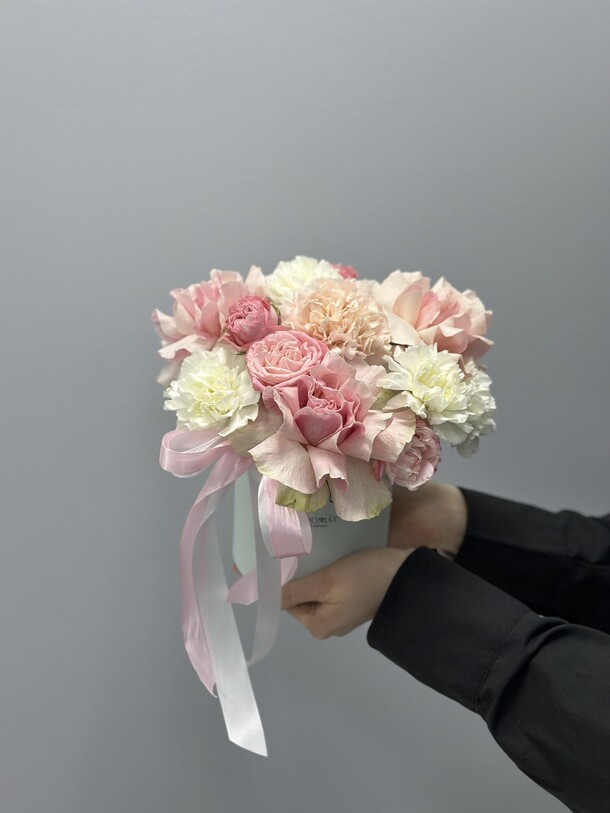 Розы с диантусами в коробке, артикул F1399651 - 6050 рублей, доставка по городу. Flawery - доставка цветов