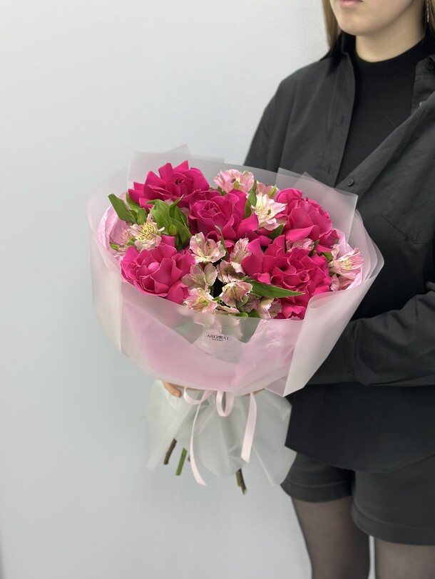 Букет из роз и альстромерии, артикул F1401423 - 5720 рублей, доставка по городу. Flawery - доставка цветов