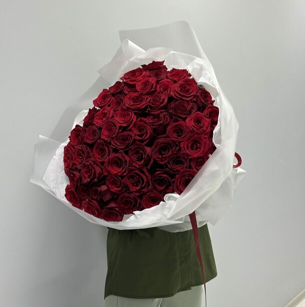 51 красная роза в упаковке, артикул F1402826 - 21844 рублей, доставка по городу. Flawery - доставка цветов