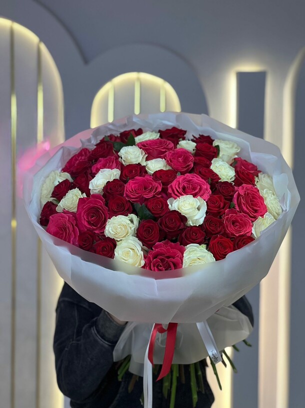 Микс из 51 розы в упаковке, артикул F1402867 - 21844 рублей, доставка по городу. Flawery - доставка цветов