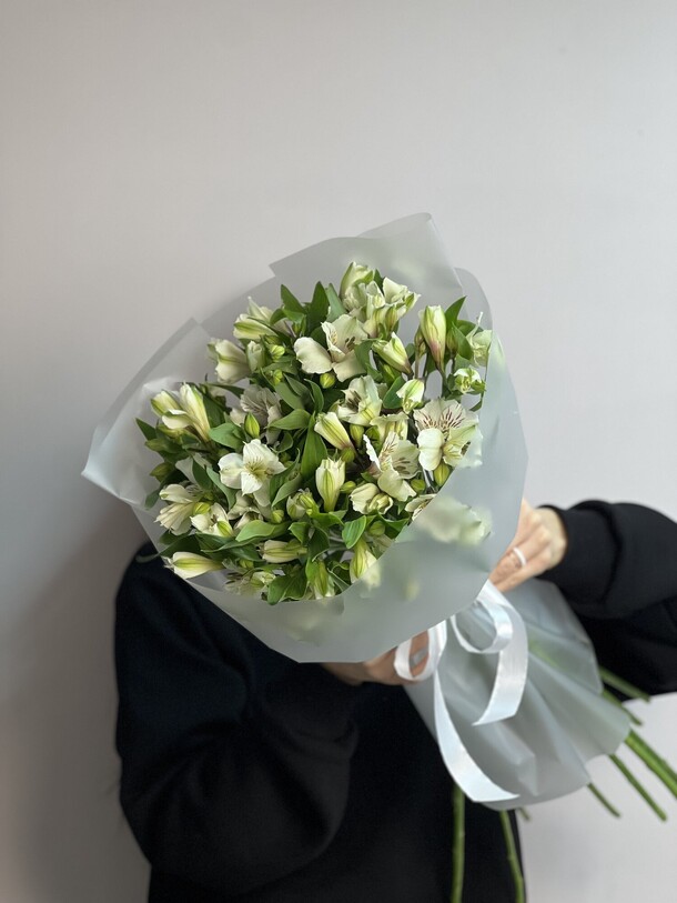 15 белых альстромерий, артикул F1404710 - 7591 рублей, доставка по городу. Flawery - доставка цветов