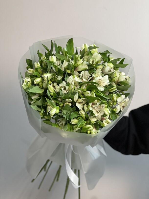 25 белых альстромерии, артикул F1404855 - 8635 рублей, доставка по городу. Flawery - доставка цветов