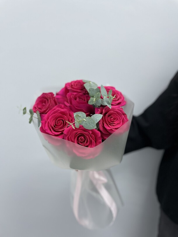 Букет из ярких роз и эвкалипта, артикул F1405302 - 4925 рублей, доставка по городу. Flawery - доставка цветов