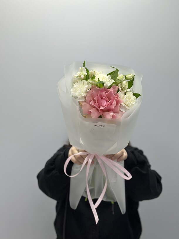 Мини букет из роз, диантусов и альстромерии, артикул F1413396 - 2971 рублей, доставка по городу. Flawery - доставка цветов