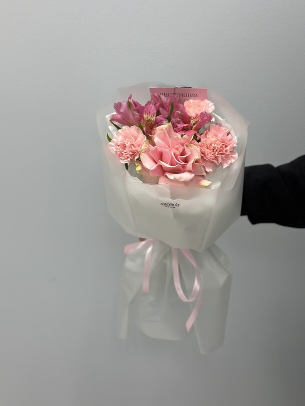 Мини букет из розы, альстромерий и диантусов, артикул F1413410 - 4399 рублей, доставка по городу. Flawery - доставка цветов