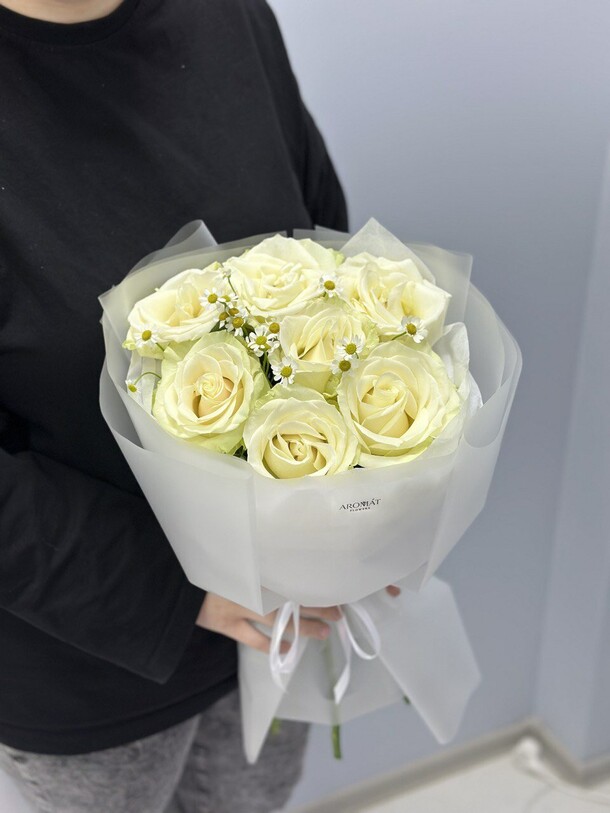 Букет из белых  роз с ромашкой, артикул F1423875 - 5171 рублей, доставка по городу. Flawery - доставка цветов