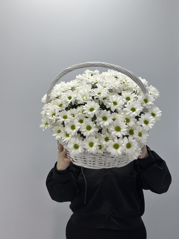 Корзина с цветами 🌸, артикул F1430664 - 9339 рублей, доставка по городу. Flawery - доставка цветов