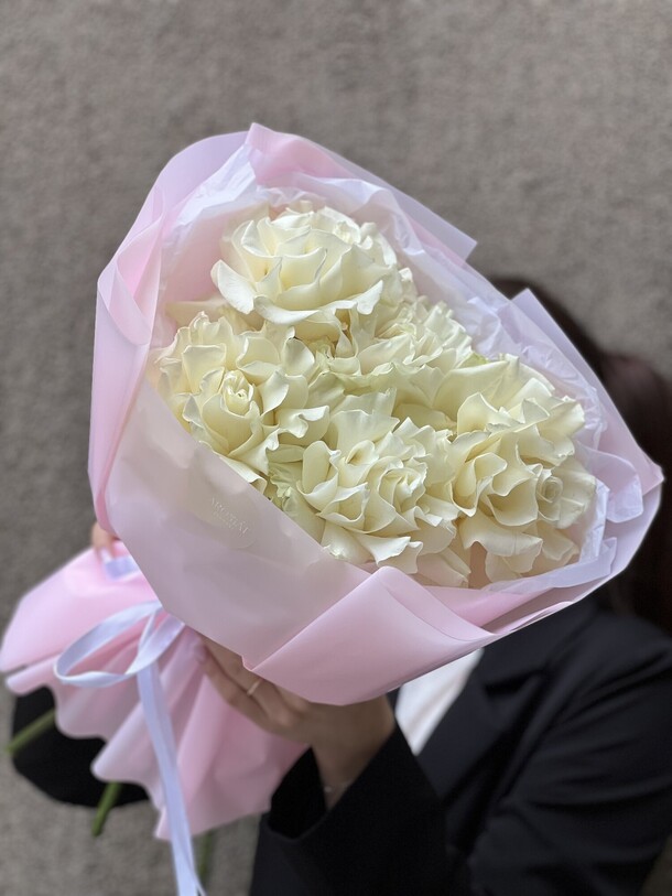 Белоснежные розы в нежной упаковке, артикул F1430677 - 3630 рублей, доставка по городу. Flawery - доставка цветов