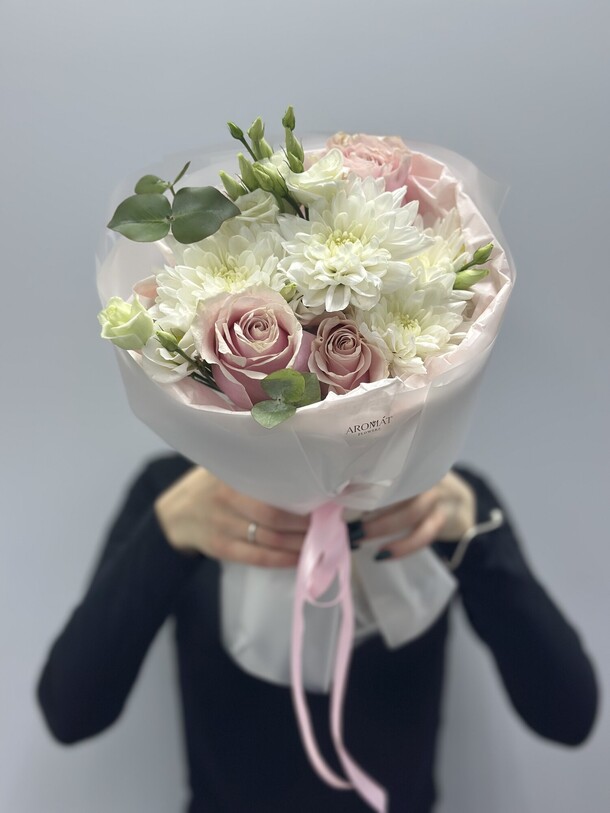 Нежный букет из роз, эустомы и хризантемы, артикул F1446599 - 4070 рублей, доставка по городу. Flawery - доставка цветов