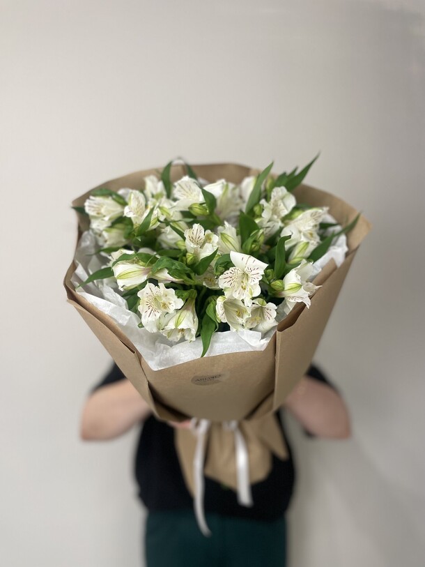 Монобукет из 5 альстромерий, артикул F1451980 - 2906 рублей, доставка по городу. Flawery - доставка цветов