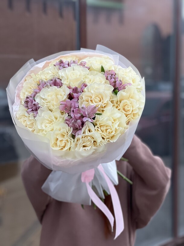 Букет из роз и альстромерий, артикул F1454133 - 12650 рублей, доставка по городу. Flawery - доставка цветов