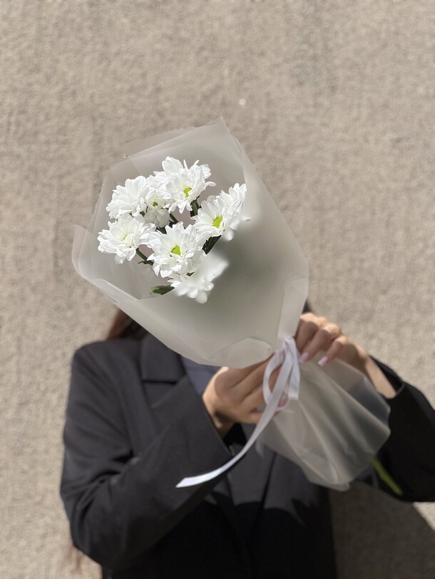 Букет из ромашковой хризантемы, артикул F1454897 - 1100 рублей, доставка по городу. Flawery - доставка цветов