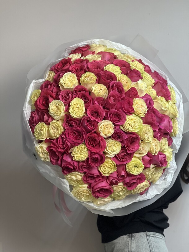 Букет из 111 роз микс, артикул F1480915 - 46700 рублей, доставка по городу. Flawery - доставка цветов