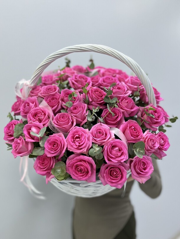 Корзина из 55 розовых роз, артикул F1496433 - 25364 рублей, доставка по городу. Flawery - доставка цветов