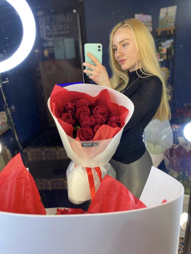 Алые розы, артикул F1254648 - 7079 рублей, доставка по городу. Flawery - доставка цветов